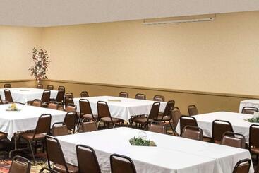 Отель Ramada By Wyndham Grand Forks