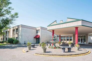 Отель Ramada By Wyndham Grand Forks