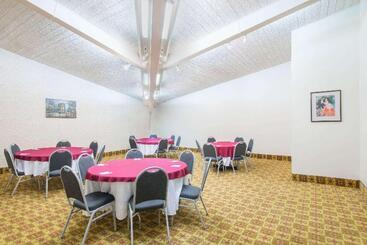 هتل Ramada By Wyndham Allentown Bethlehem