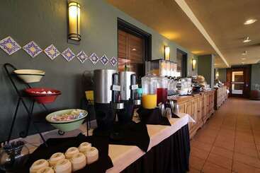 هتل Ramada By Wyndham Tucson