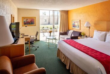 هتل Ramada By Wyndham Tucson