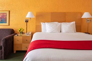 هتل Ramada By Wyndham Tucson