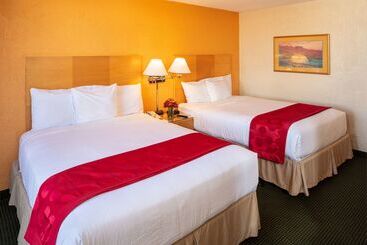 هتل Ramada By Wyndham Tucson
