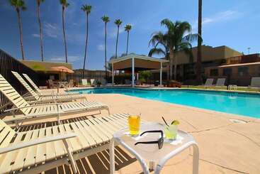 هتل Ramada By Wyndham Tucson