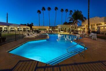 هتل Ramada By Wyndham Tucson