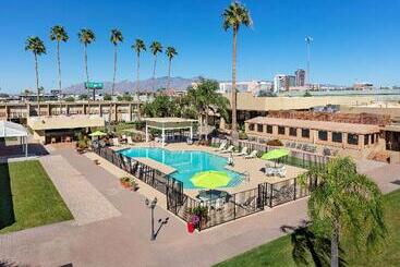 هتل Ramada By Wyndham Tucson