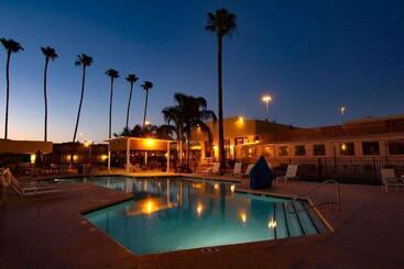 هتل Ramada By Wyndham Tucson