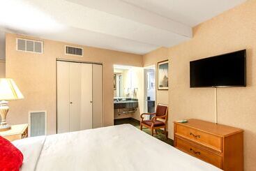 Red Lion Hotel Rosslyn Iwo Jima