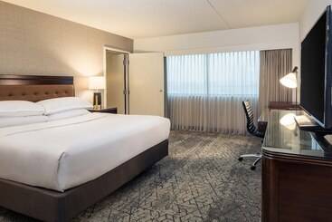 هتل Sheraton Detroit Metro Airport