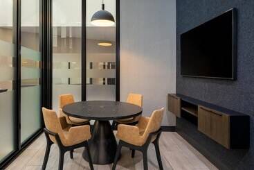 هتل Sheraton Detroit Metro Airport