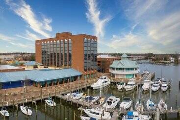 هتل The Landing At Hampton Marina, Tapestry Collection By Hilton