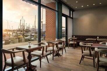 هتل The Landing At Hampton Marina, Tapestry Collection By Hilton