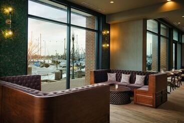 هتل The Landing At Hampton Marina, Tapestry Collection By Hilton