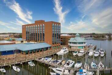 هتل The Landing At Hampton Marina, Tapestry Collection By Hilton
