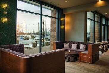 هتل The Landing At Hampton Marina, Tapestry Collection By Hilton