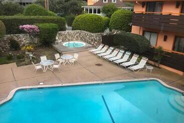 هتل The Monarch Resort