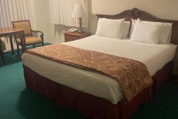 هتل The Monarch Resort