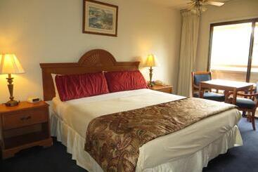 هتل The Monarch Resort