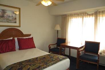 هتل The Monarch Resort