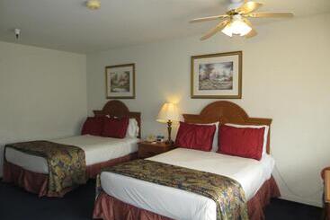 هتل The Monarch Resort