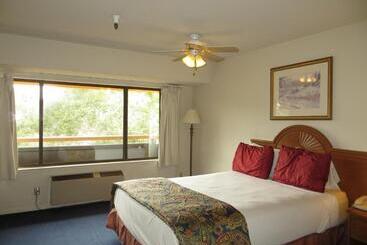 هتل The Monarch Resort