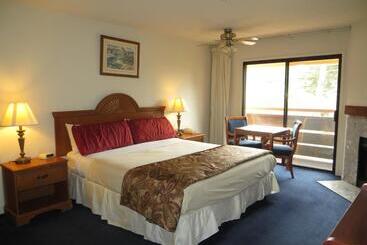 هتل The Monarch Resort