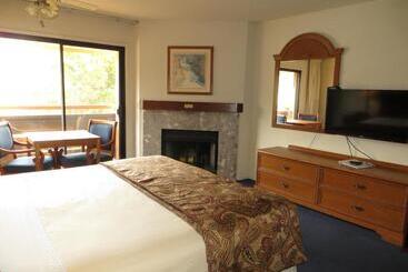 هتل The Monarch Resort
