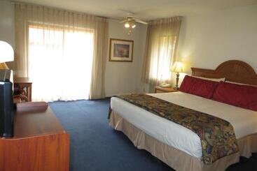 هتل The Monarch Resort