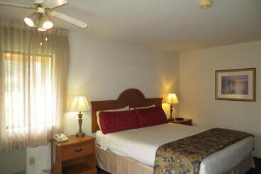 هتل The Monarch Resort