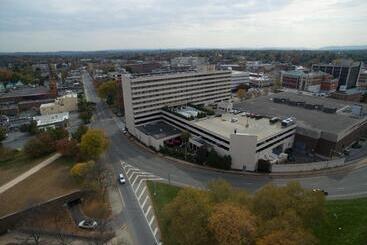 هتل Doubletree By Hilton Poughkeepsie
