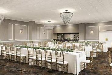 هتل Doubletree By Hilton Poughkeepsie