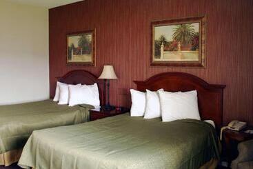 هتل Travelodge By Wyndham Watertown