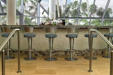 استراحتگاه Pier 66 Hotel & Marina