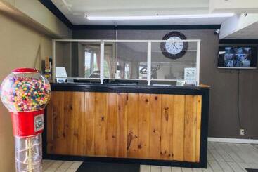 هتل Bear Mount Inn & Suites