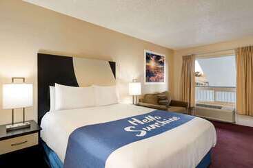 هتل Days Inn By Wyndham Bend