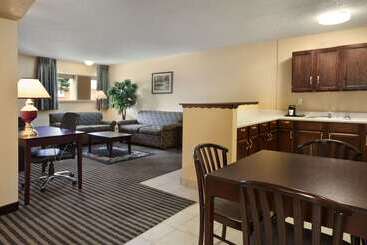 هتل Days Inn By Wyndham Lawton