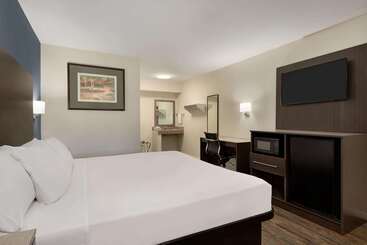 هتل Days Inn By Wyndham Lawton