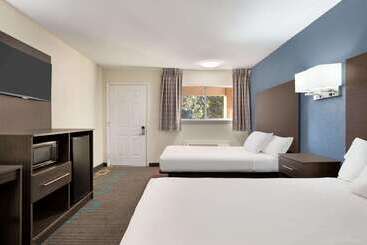 هتل Days Inn By Wyndham Lawton