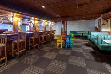 هتل Days Inn By Wyndham Sandusky Cedar Point
