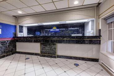 هتل Days Inn By Wyndham Sandusky Cedar Point