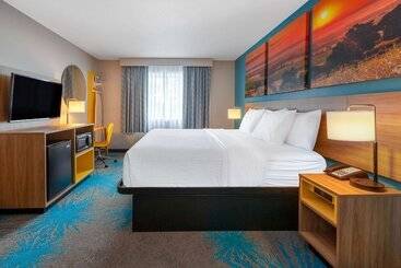 هتل Days Inn By Wyndham Sandusky Cedar Point