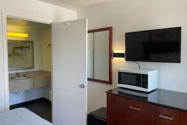 هتل Farmington Inn