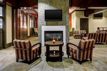 هتل Four Points Huntsville Airport