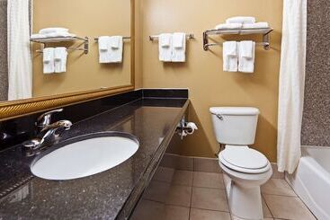 هتل Broadway Inn & Suites
