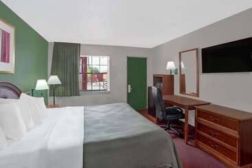هتل Howard Johnson By Wyndham Ft. Myers Fl