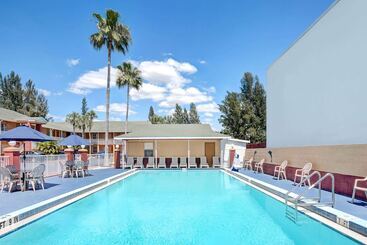 هتل Howard Johnson By Wyndham Ft. Myers Fl