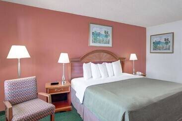 هتل Howard Johnson By Wyndham Ft. Myers Fl