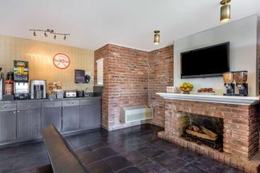 هتل Howard Johnson By Wyndham Scottsdale Old Town