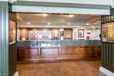 هتل Plaza Inn & Suites