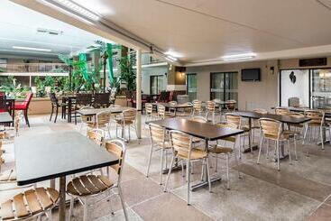هتل Plaza Inn & Suites